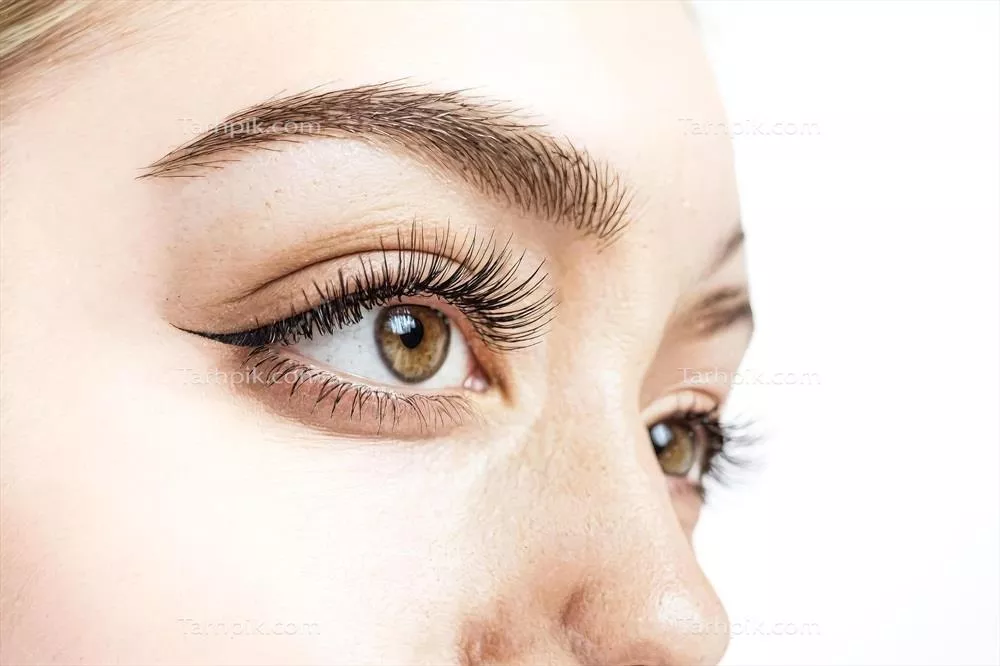 عکس نمای نزدیک از چشم یک زن با مژه های بلند و زیبا
