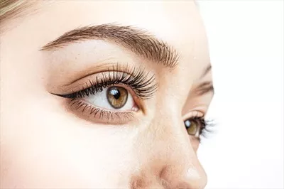 عکس نمای نزدیک از چشم یک زن با مژه های بلند و زیبا