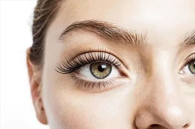 عکس نمای نزدیک از چشم یک زن با مژه های بلند و زیبا