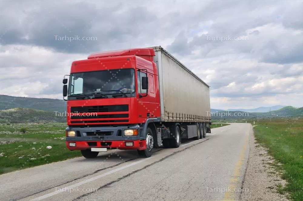 عکس خودروی بزرگ حمل و نقل در حال حرکت بر روی جاده
