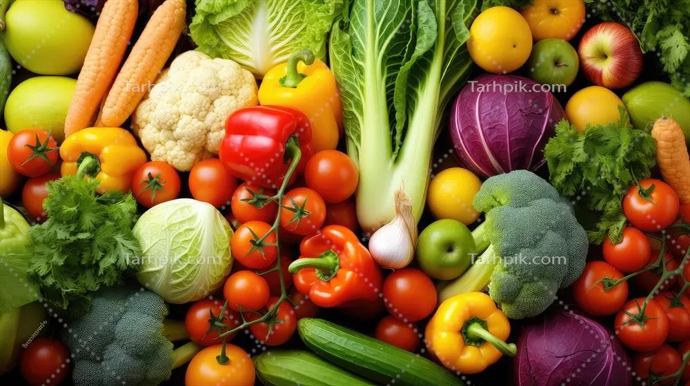عکس نوشیدنی تازه و خوشمزه آبمیوه در باغی سرسبز و دلنشین