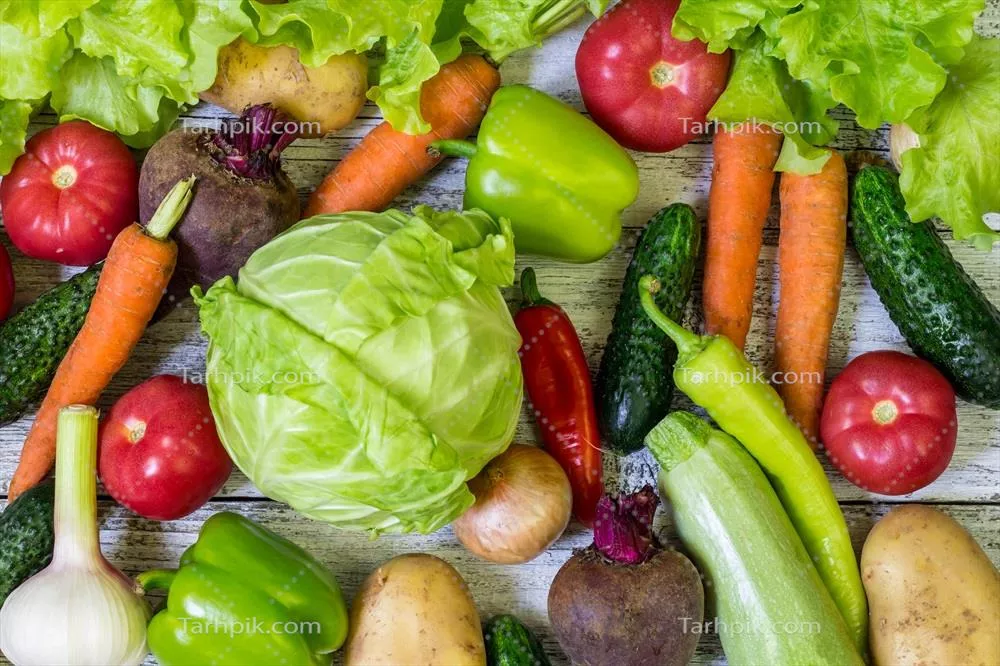 عکس سبزیجات رنگارنگ و متنوع بر روی میز، نماد تغذیه سالم و خوشمزه