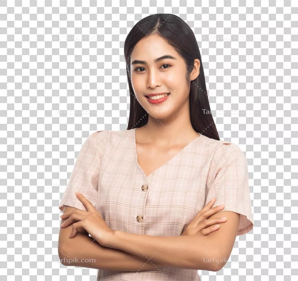 عکس دوربری پرتره ای زیبا از یک زن جوان آسیایی با جزئیات دقیق و جذاب