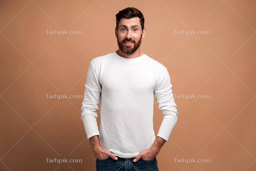 عکس پرتره ای از یک جوان خوش تیپ و جذاب با ریش در استودیو