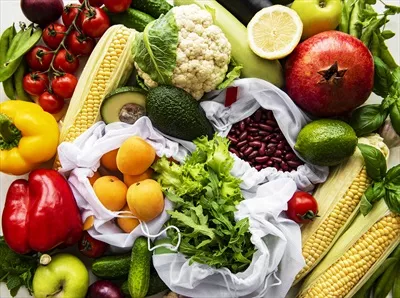 عکس مجموعه ای از میوه ها و سبزیجات ارگانیک با تنوع بالا
