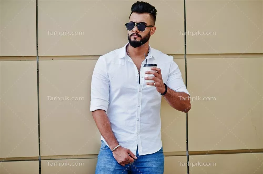 عکس مدل مرد عرب با استایل جذاب در خیابان شهر با پیراهن سفید و شلوار جین