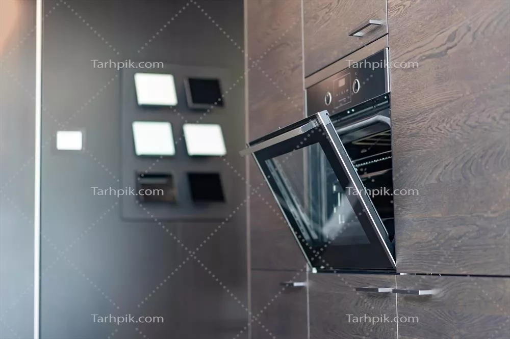 عکس طراحی مدرن و مینیمالیستی آشپزخانه با اجاق و مبلمان چوبی در کنار درختان سبز