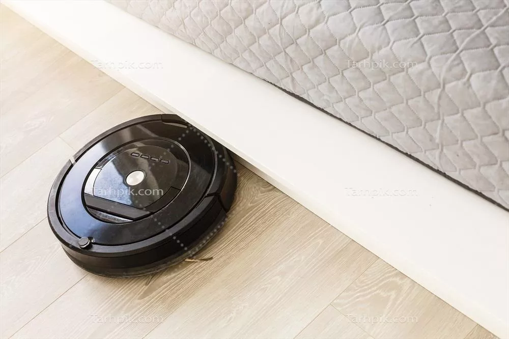 عکس جاروبرقی رباتیک در اتاق خواب بر روی کفپوش چوبی لمینت