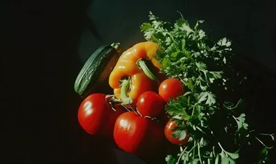 عکس تصویری زیبا از سبزیجات تازه بر روی پس زمینه ای تیره و جذاب
