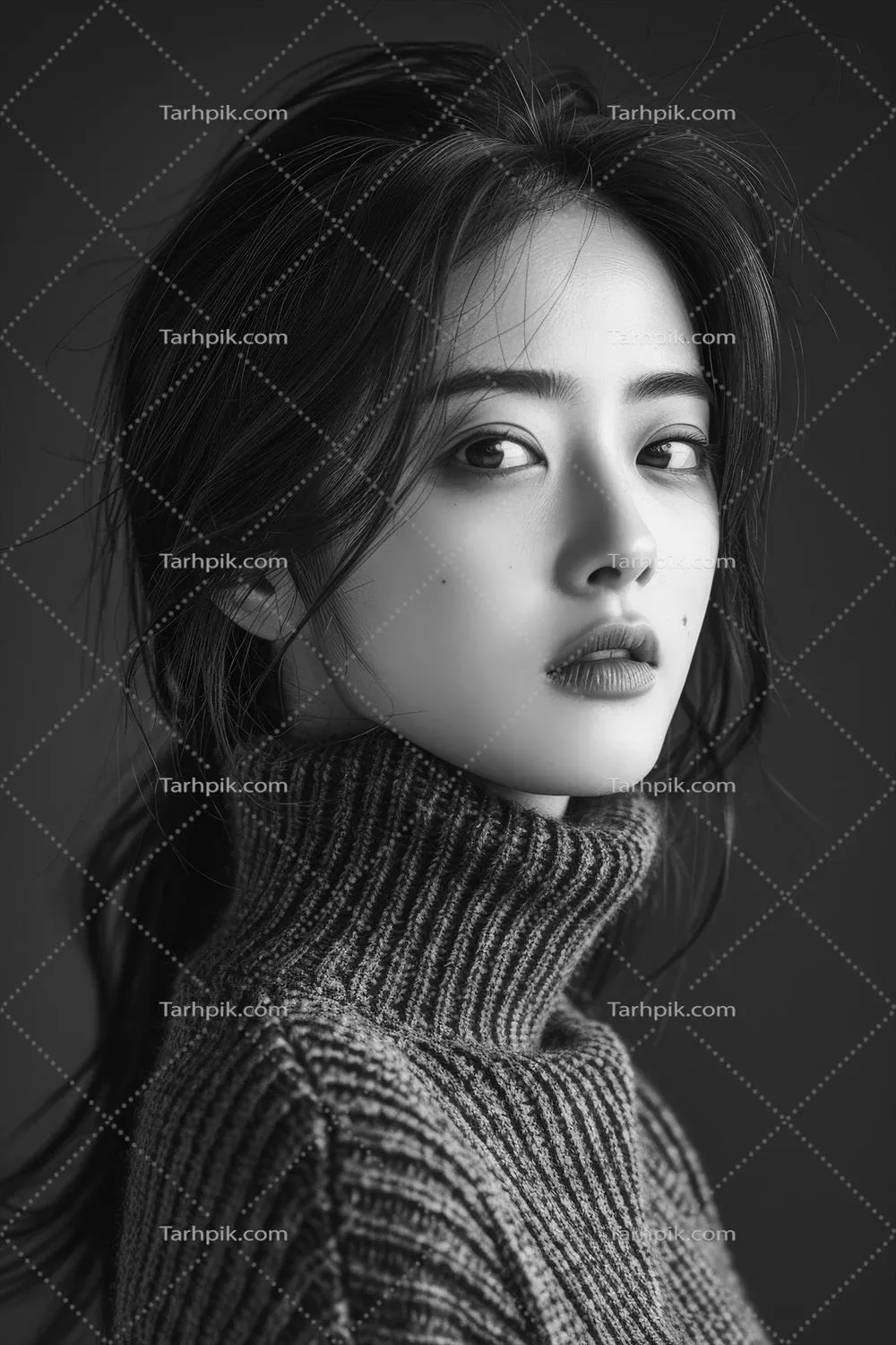عکس زنی آسیایی با موی بلند در حال پوشیدن سویشرت یقه اسکی