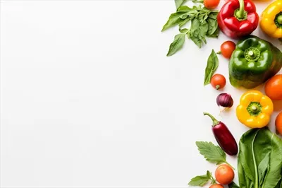 عکس چیدمان زیبا و هنری سبزیجات بر روی پس زمینه سفید برای الهام از رژیم غذایی سالم