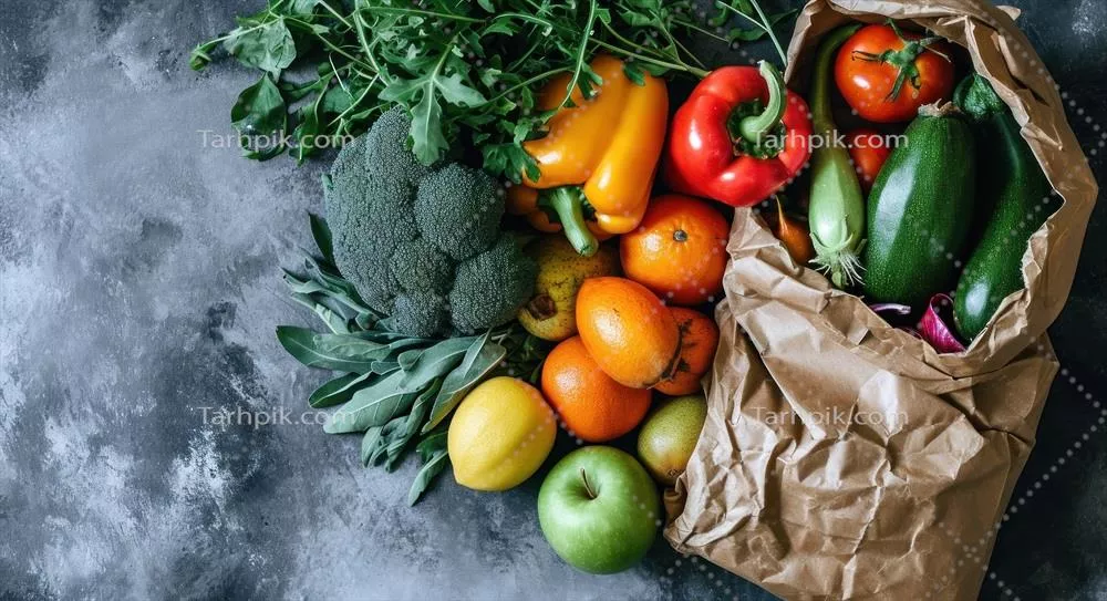 عکس تصویری زیبا از میوه ها و سبزیجات تازه در کیسه کاغذی قهوه ای