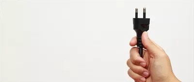 عکس خطرات ناشی از استفاده نادرست از پریزهای برق و انباشت گرما در سیم ها