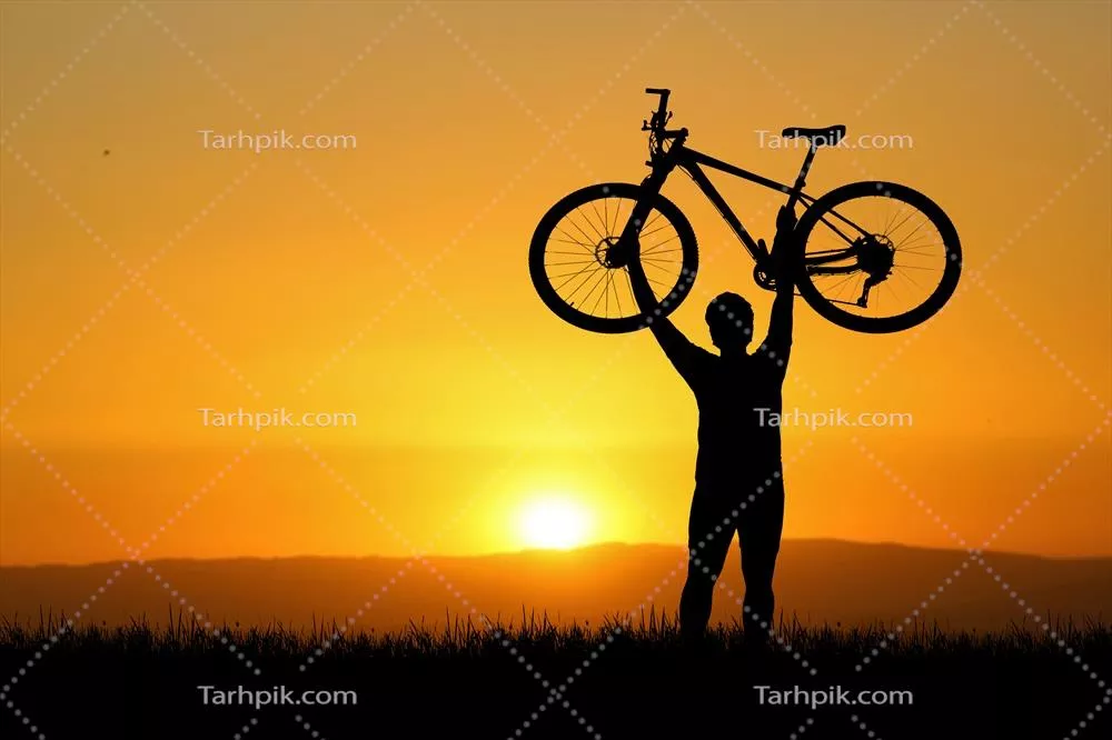 عکس تصویری زیبا از دوچرخه سواران در حال حرکت در غروب آفتاب