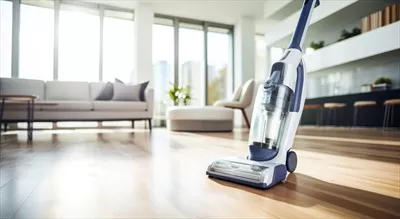عکس تصویری از جاروبرقی هوور در حال تمیز کردن کف چوبی منزل
