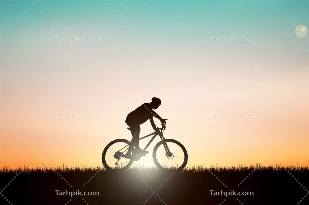 عکس سایه نما از یک دوچرخه سوار در دشت زیبای غروب، ایده های سفر