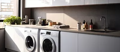 عکس آشپزخانه ای مدرن با کابینت های سفید و سینک درخشان در نور خورشید