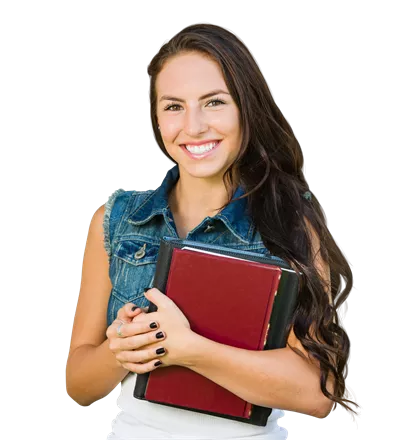 عکس دوربری دختر جوان مختلط نژاد با کتاب های مدرسه در حال مطالعه