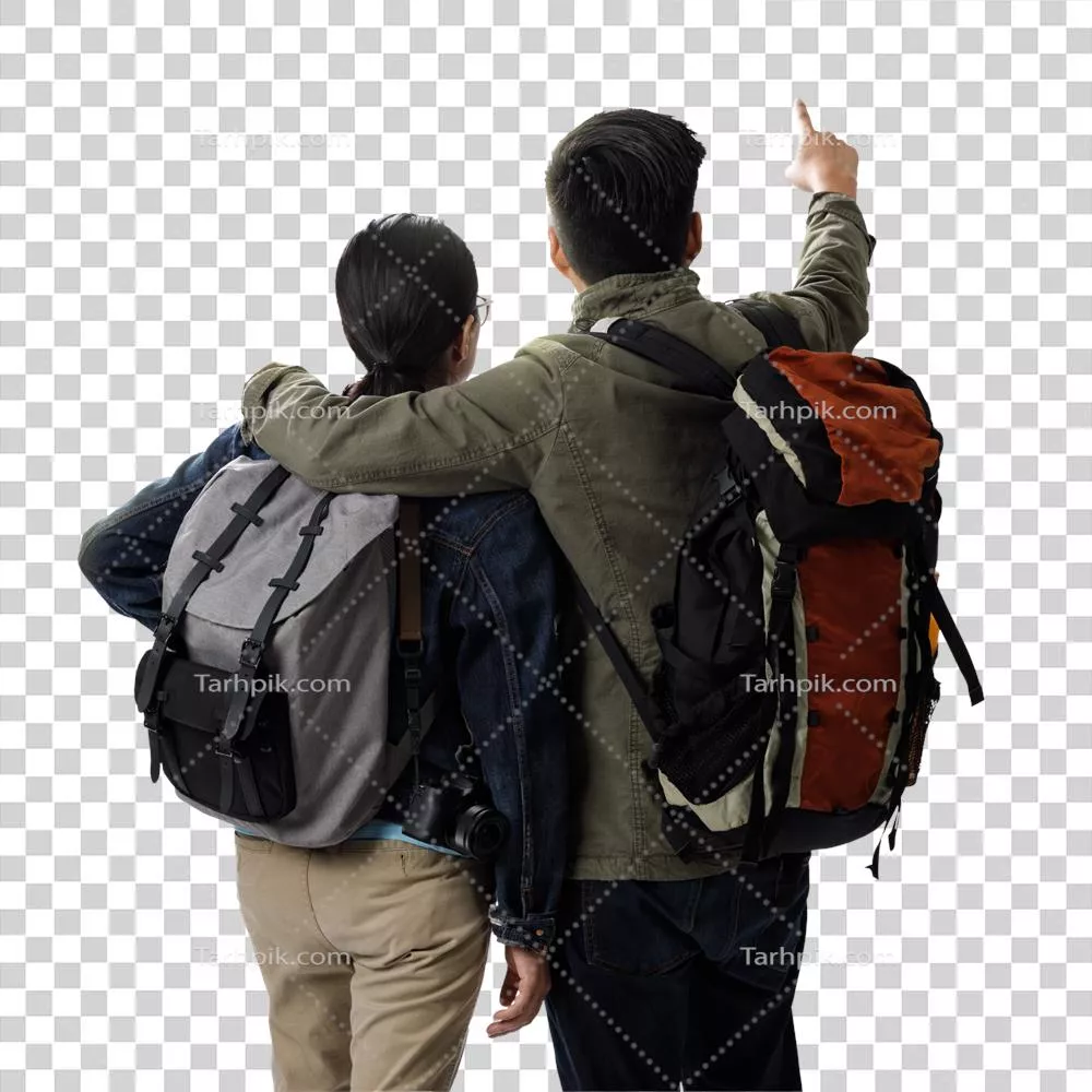 عکس دوربری زوج مسافر با کوله پشتی در حال ماجراجویی در کوهستان ها