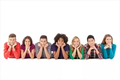 عکس گروهی از جوانان شاد و چند ملیتی در حال استراحت و لبخند زدن