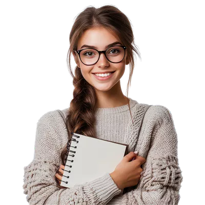 عکس دوربری دختری شاد با موهای بافته و عینک، دفترچه ای خالی را در آغوش دارد