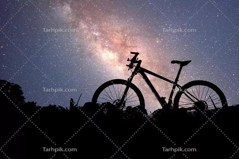 عکس تصویری زیبا از دوچرخه سواری در دل کوهستان با نمایی خیره کننده