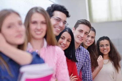 عکس گروهی از نوجوانان شاد در محیط مدرسه با لبخندهای دلنشین