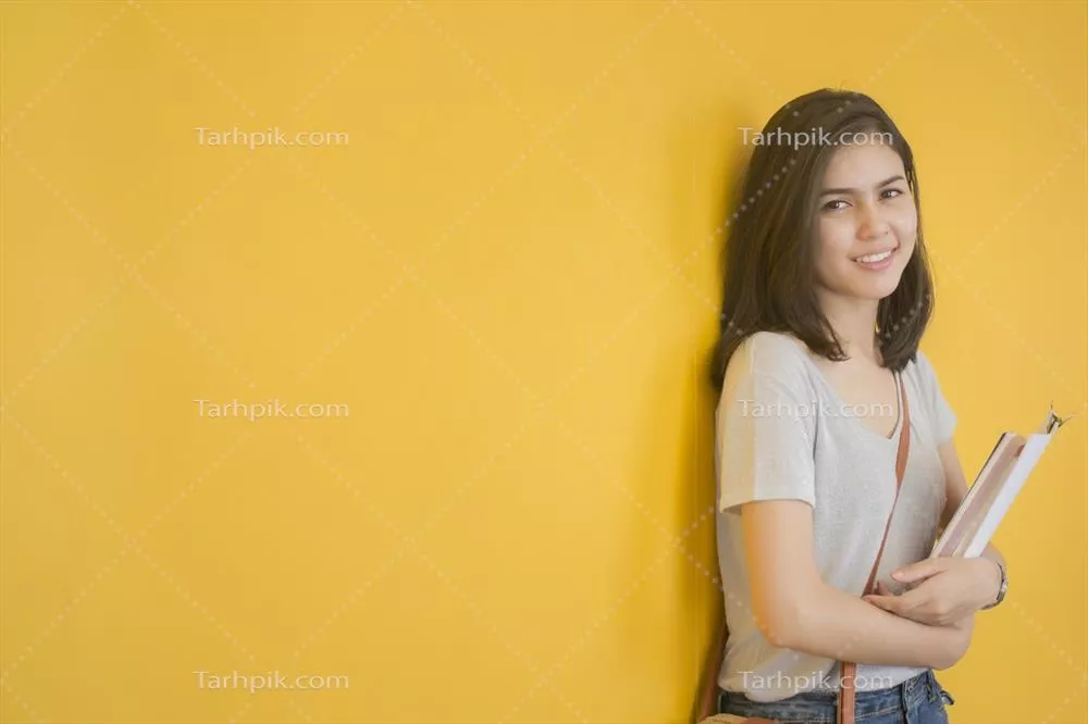 عکس پرتره ای از یک دانشجوی آسیایی در محوطه دانشگاه با حال و هوای علمی