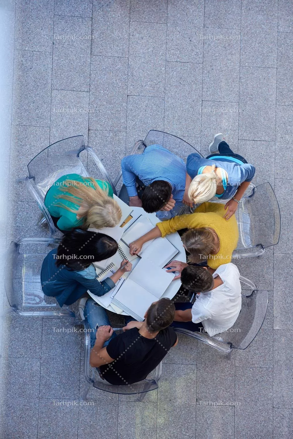 عکس گروهی از دانش آموزان در حال یادگیری از نمای بالا