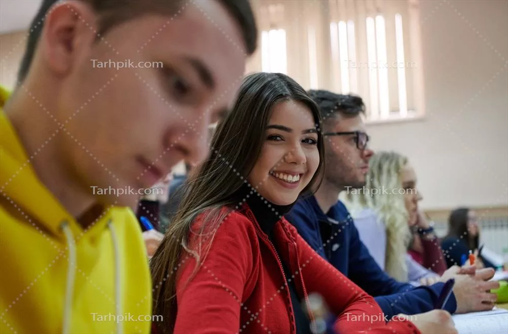 عکس گروهی از دانشجویان در آمفی تئاتر در حال بحث و تبادل نظر