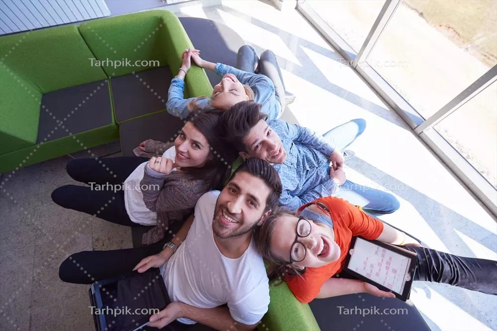 عکس گروهی از دانش آموزان در حال همکاری برای پروژه مدرسه