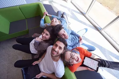 عکس گروهی از دانش آموزان در حال همکاری برای پروژه مدرسه