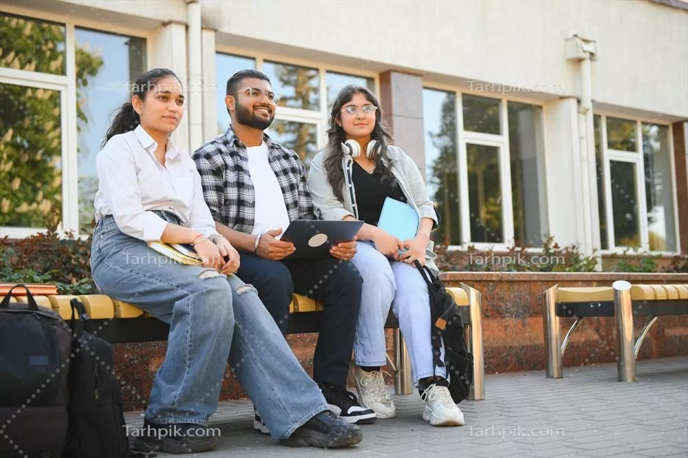 عکس گروهی شاد از دانشجویان یا دوستان جوان هندی-آسیایی در کنار هم