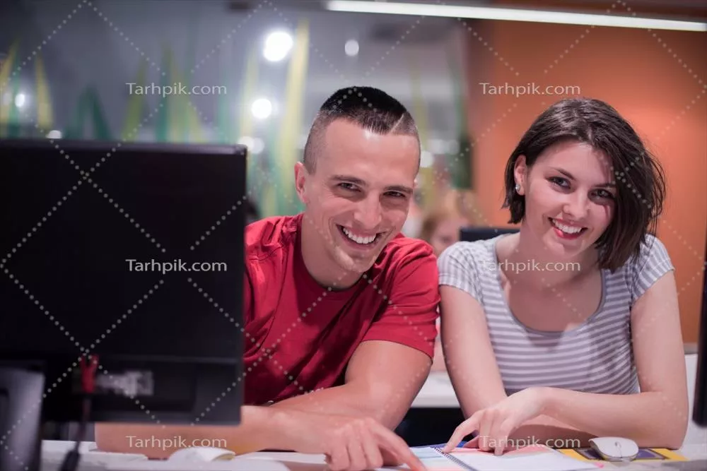 عکس گروهی از دانش آموزان در حال کار بر روی پروژه های فناوری در کلاس درس