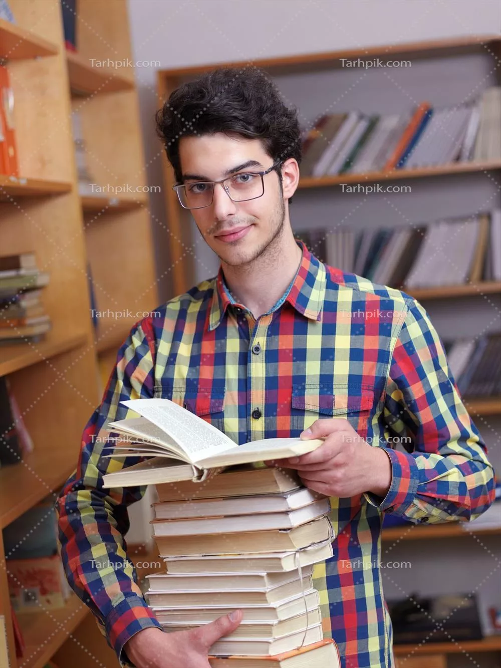 عکس پرتره ای از یک دانشجوی مرد با ویژگی های خاص و جذاب