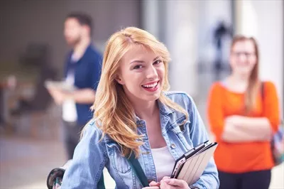 عکس دختر دانشجویی با تبلت در حال مطالعه و یادگیری