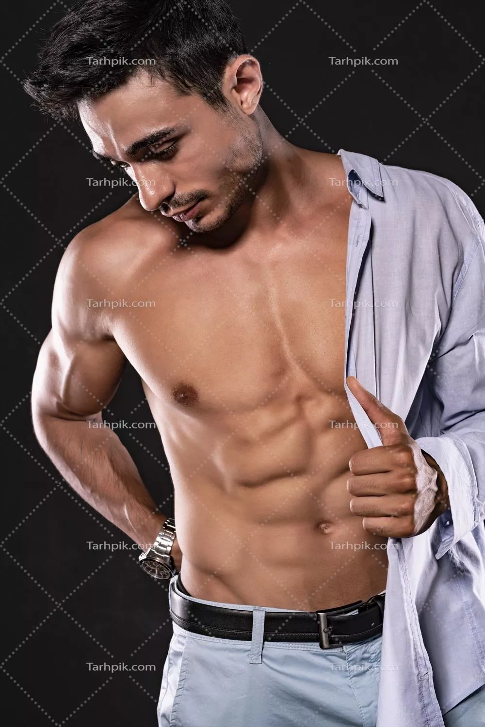 عکس نمایش استایل و تناسب اندام با پیراهن باز و ژست خاص