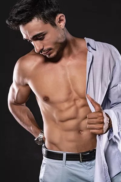 عکس نمایش استایل و تناسب اندام با پیراهن باز و ژست خاص