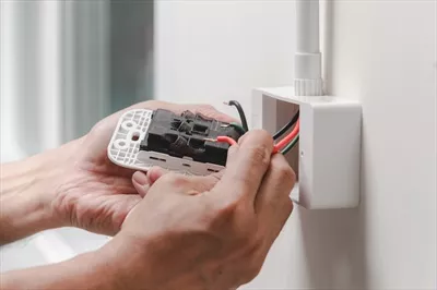 عکس نصب پریز برق توسط برقکار حرفه ای و نکات مهم در این فرآیند