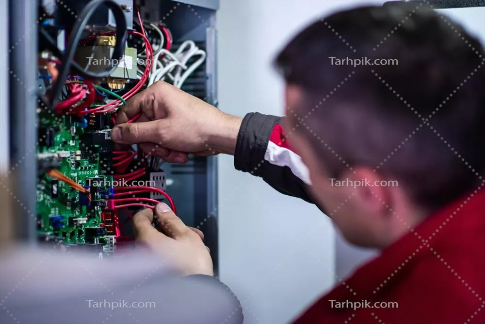 عکس مهارت های یک برق کار: کار با کابل ها و سیم های الکتریکی