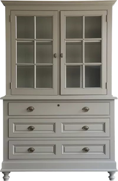 عکس دوربری کابینت سفیدی با درهای شیشه ای و کشوهای زیبا برای دکوراسیون داخلی