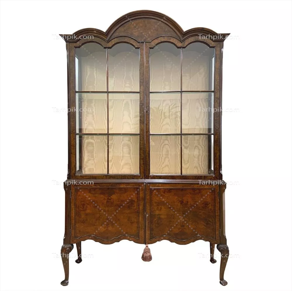 عکس کابینت نمایشی چوبی با طراحی وینتیج و سبک ملکه آن