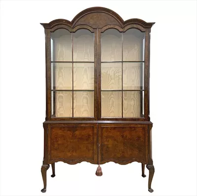 عکس کابینت نمایشی چوبی با طراحی وینتیج و سبک ملکه آن