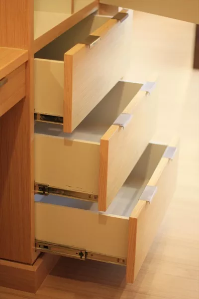 عکس باز کردن کشوی مدرن کابینت در فروشگاه مبلمان با طراحی خاص