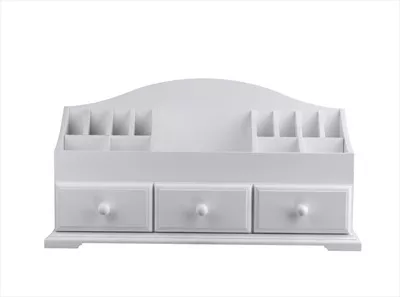 عکس کابینت چوبی سفید با قفسه ها و کشوها برای لوازم آرایشی و بهداشتی