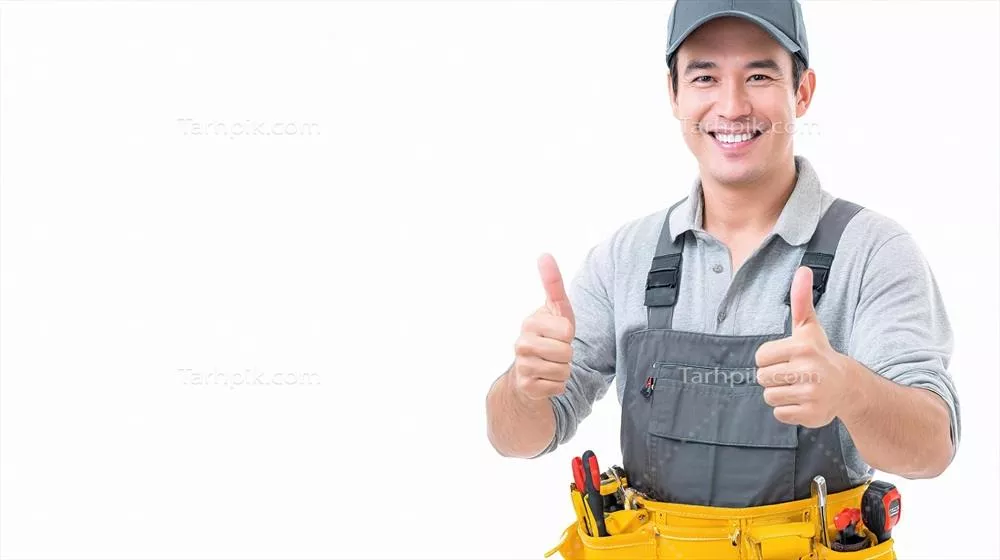عکس مردی در لباس کار با کمربند ابزار در حال انجام وظیفه