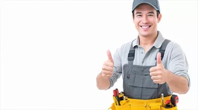 عکس مردی در لباس کار با کمربند ابزار در حال انجام وظیفه