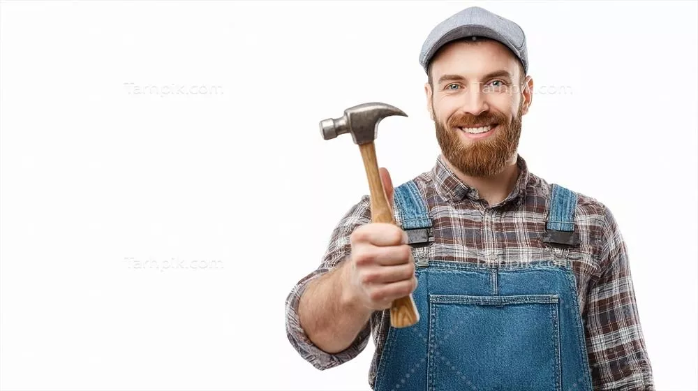 عکس مردی با ریش و لباس کار که چکش در دست دارد و آماده کار است