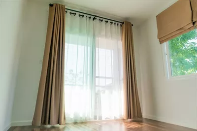 عکس پرده های زیبا برای تزئین پنجره های اتاق نشیمن شما