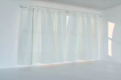 عکس اتاق خالی با نور آفتاب که از پرده ها می تابد - تصویر سه بعدی